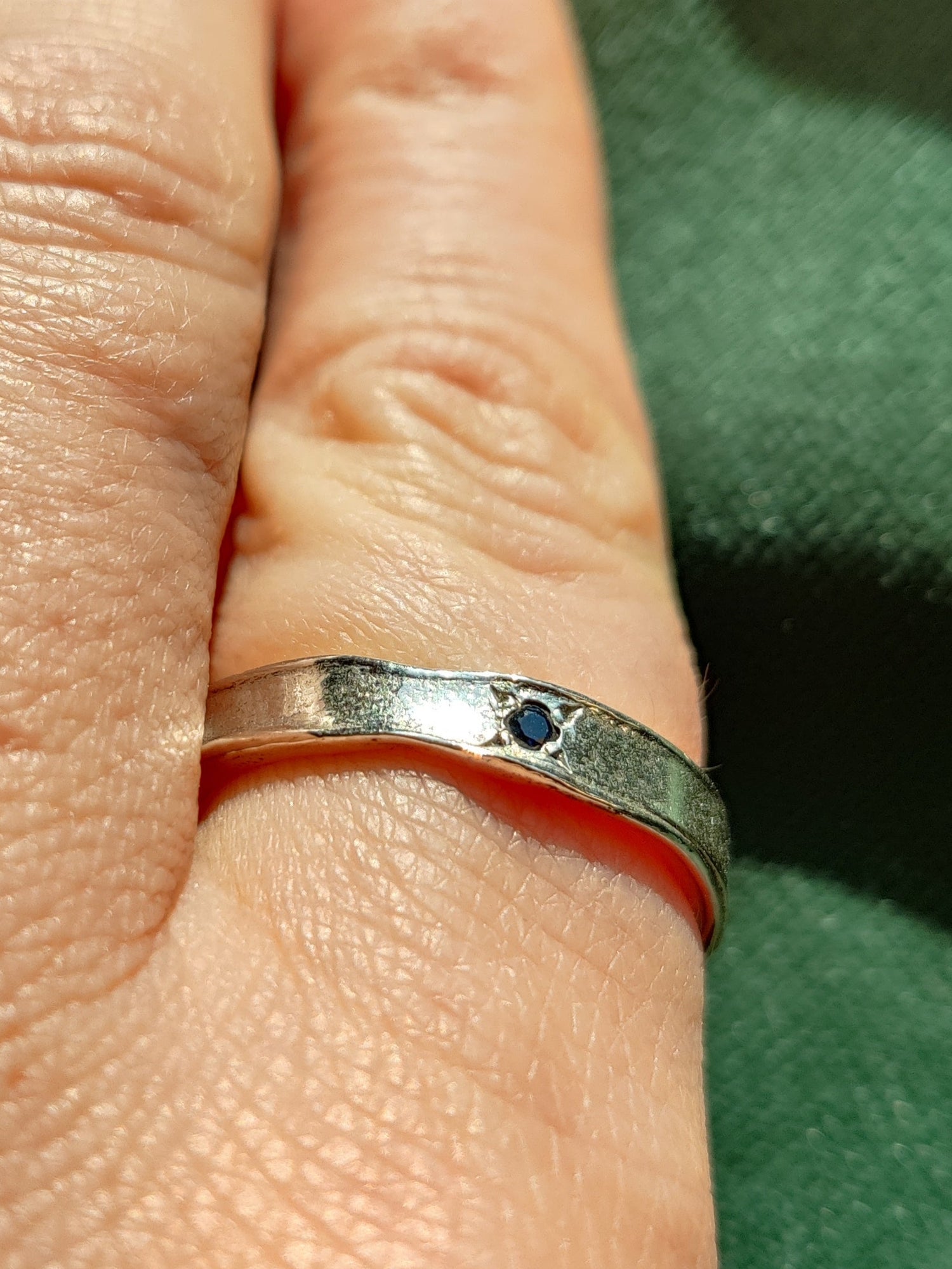 zilveren mannen ring met ster en donkerblauwe saffier