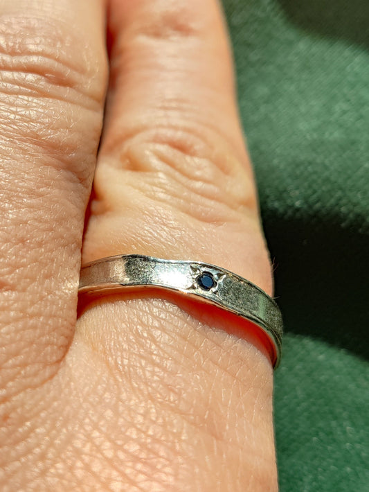 zilveren mannen ring met ster en donkerblauwe saffier