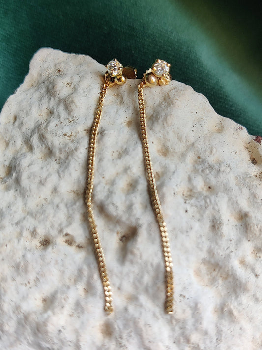diamanten oorstekers met kettingkje