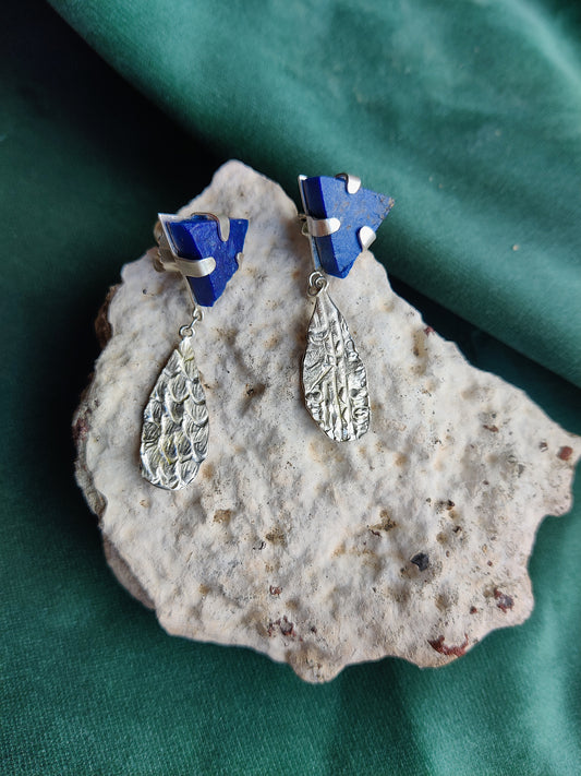 zilveren oorbellen met ruwe lapis lazulli