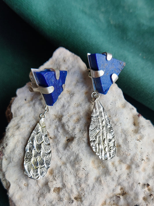 zilveren oorbellen met ruwe lapis lazulli oorhangers feest oorbellen statement oorbellen blauwe steen