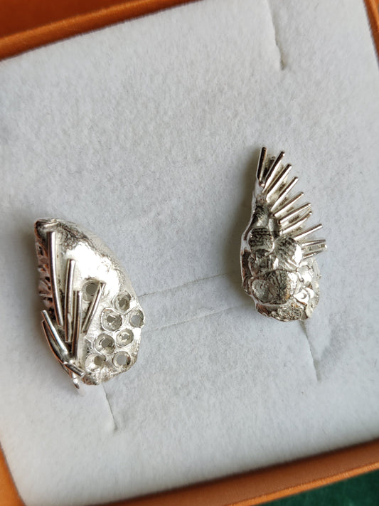 zilvere oorstuds met organische patronen