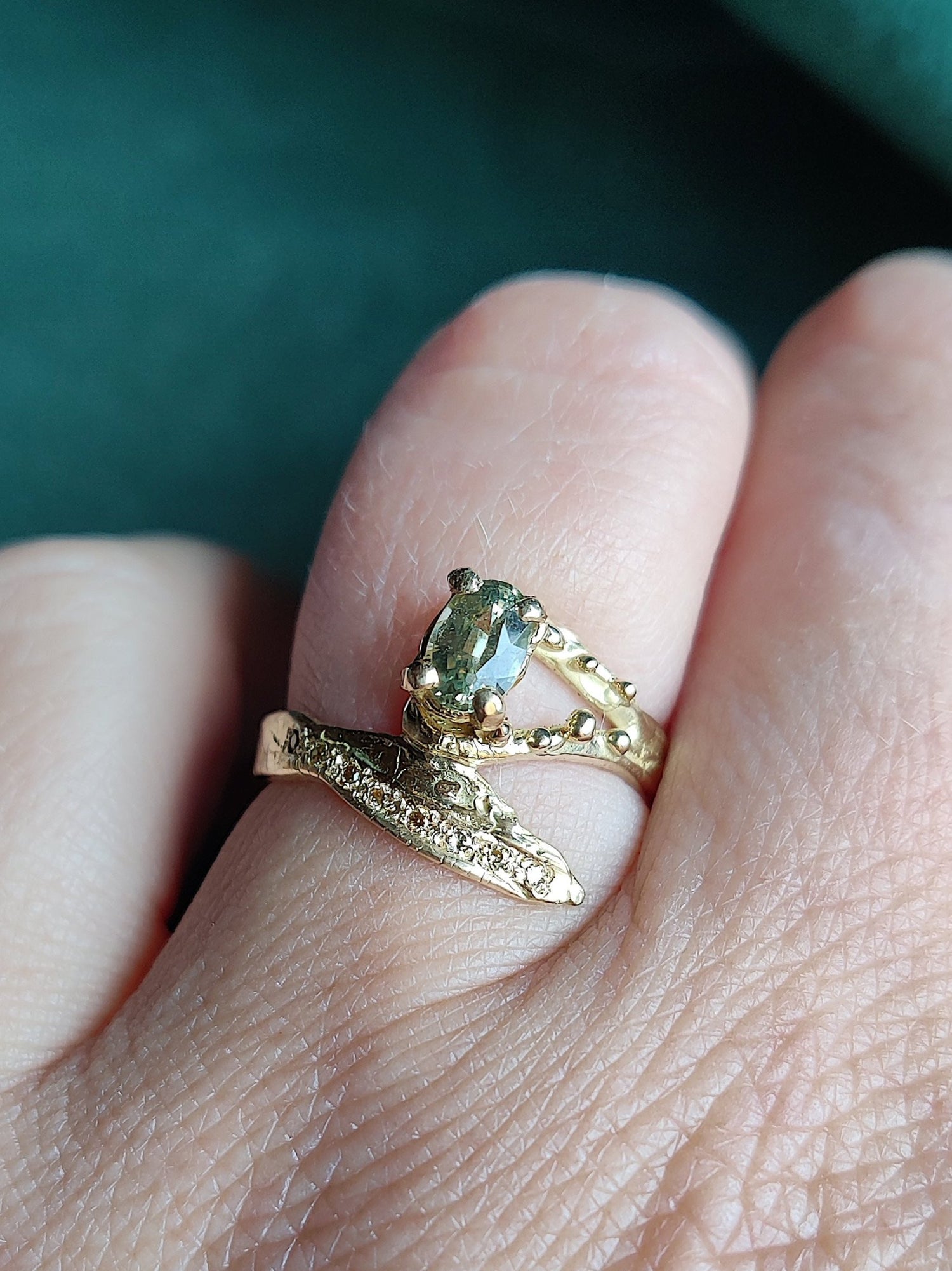 18K geelgouden ring met groene saffier en 8 gekleurde diamantjes