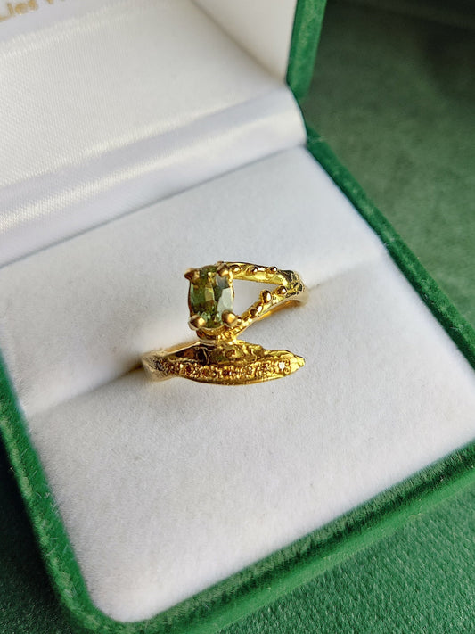 ring in het 18k geelgoud met organische vorm en diamantjes
