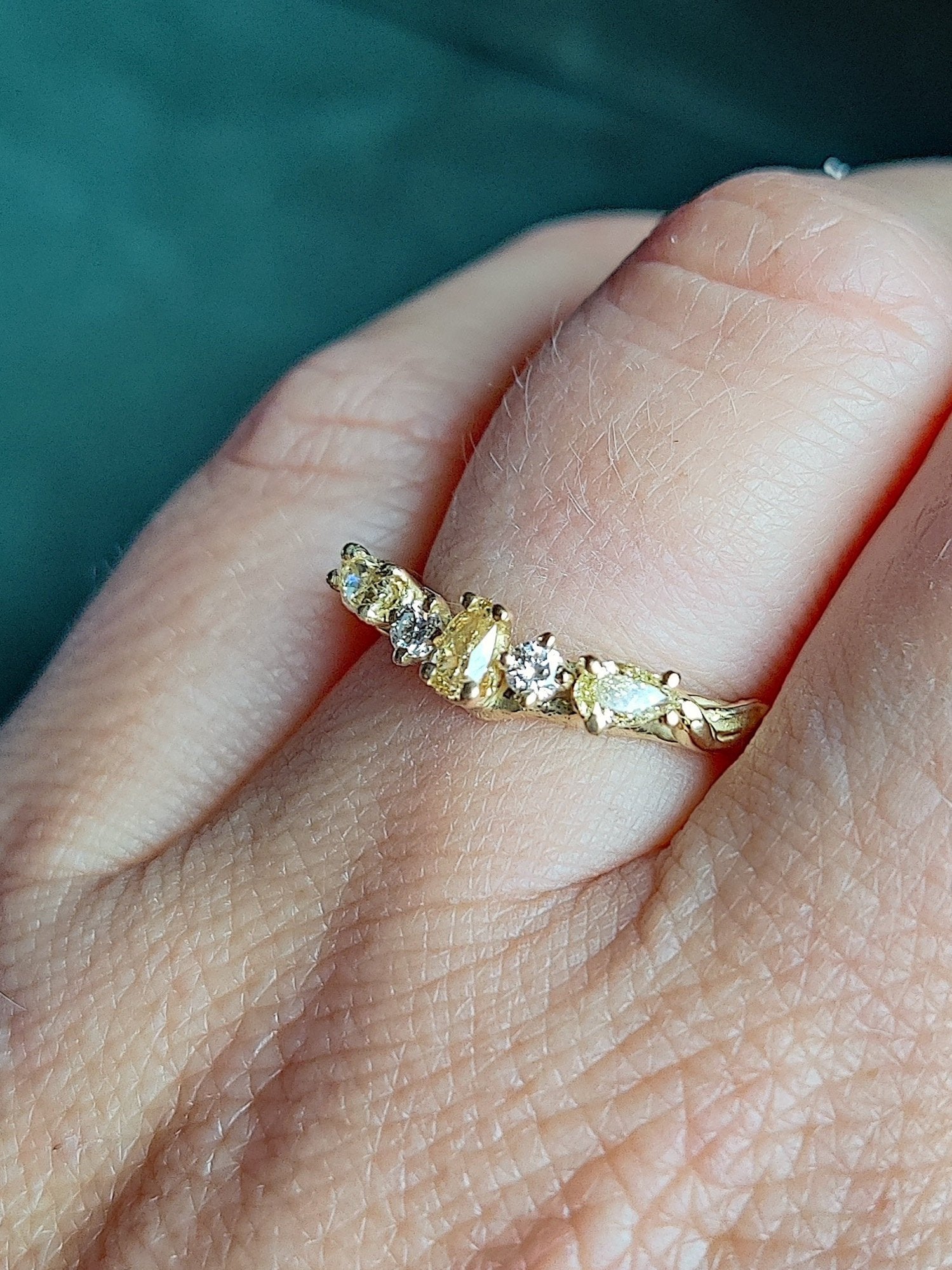 geelgouden ring met natuurlijk getinte diamanten 18K