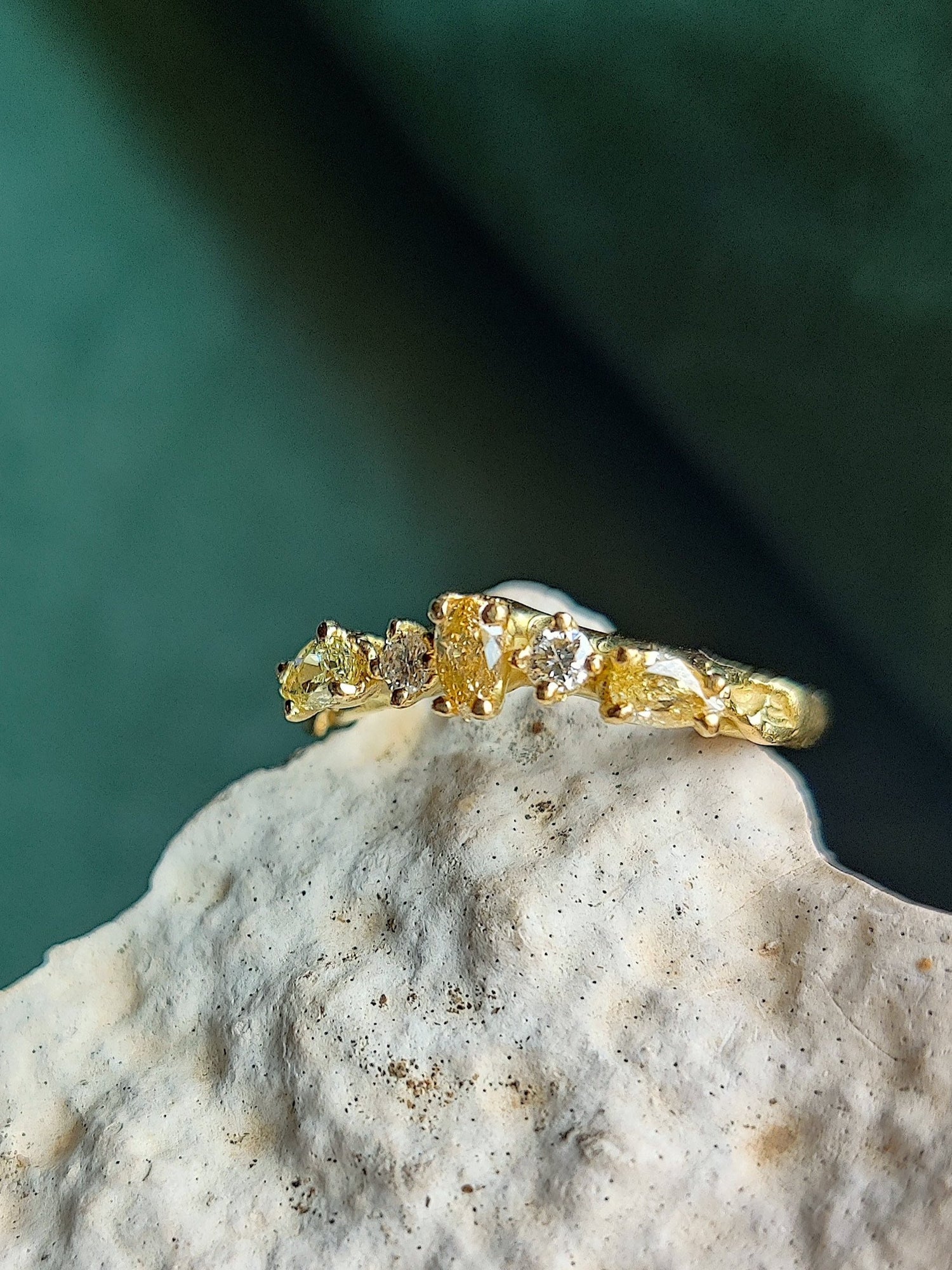 v vormige ring in 18K geelgoud met peervormige diamant in natuurlijk getinte kleur