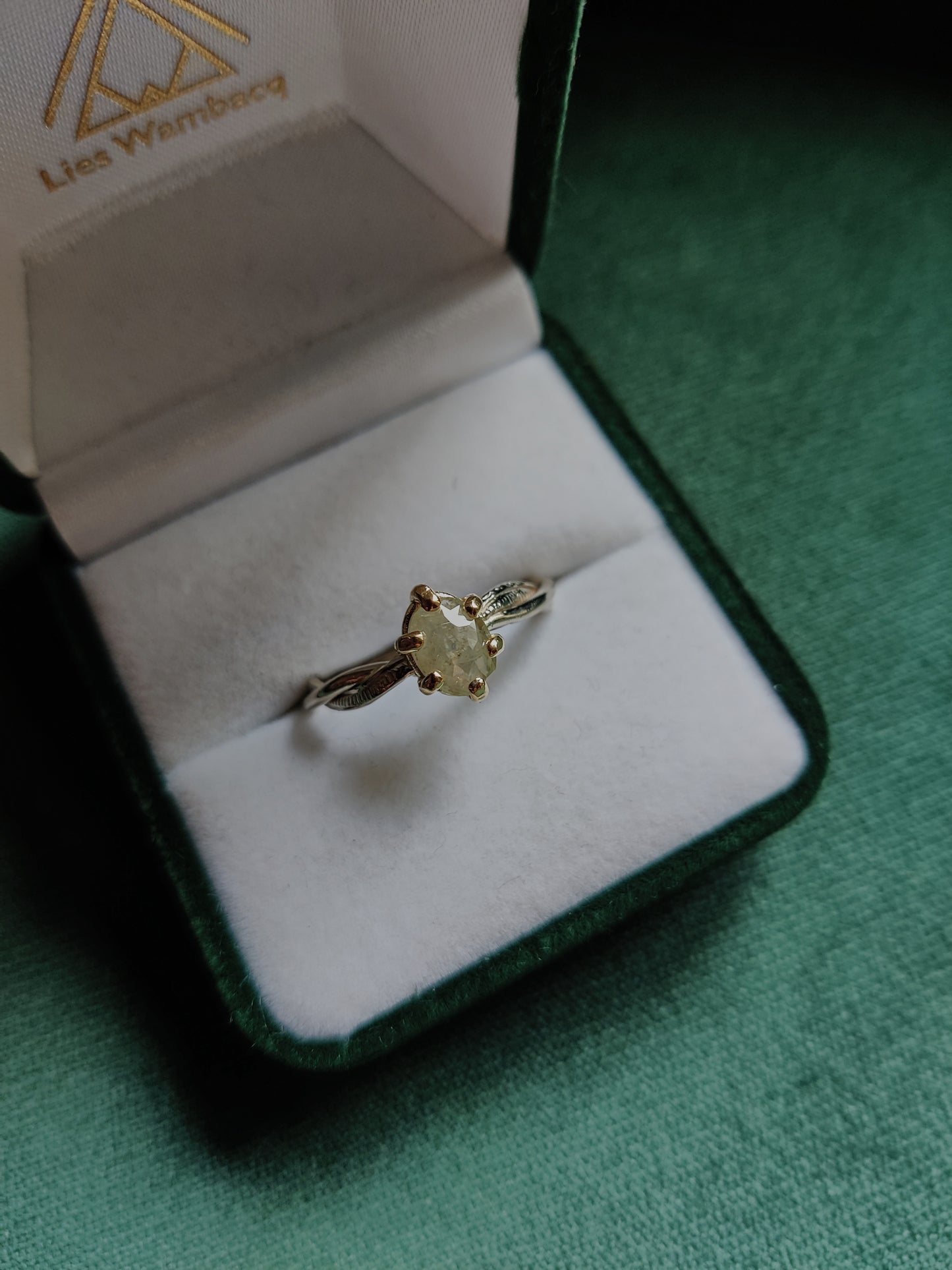 ring met witte ovale diamant is er maar één. Het is een uniek stuk, perfect als alternatieve verlovingsring, of als ring met een bijzondere herinnering. 
Handgemaakt in Leuven