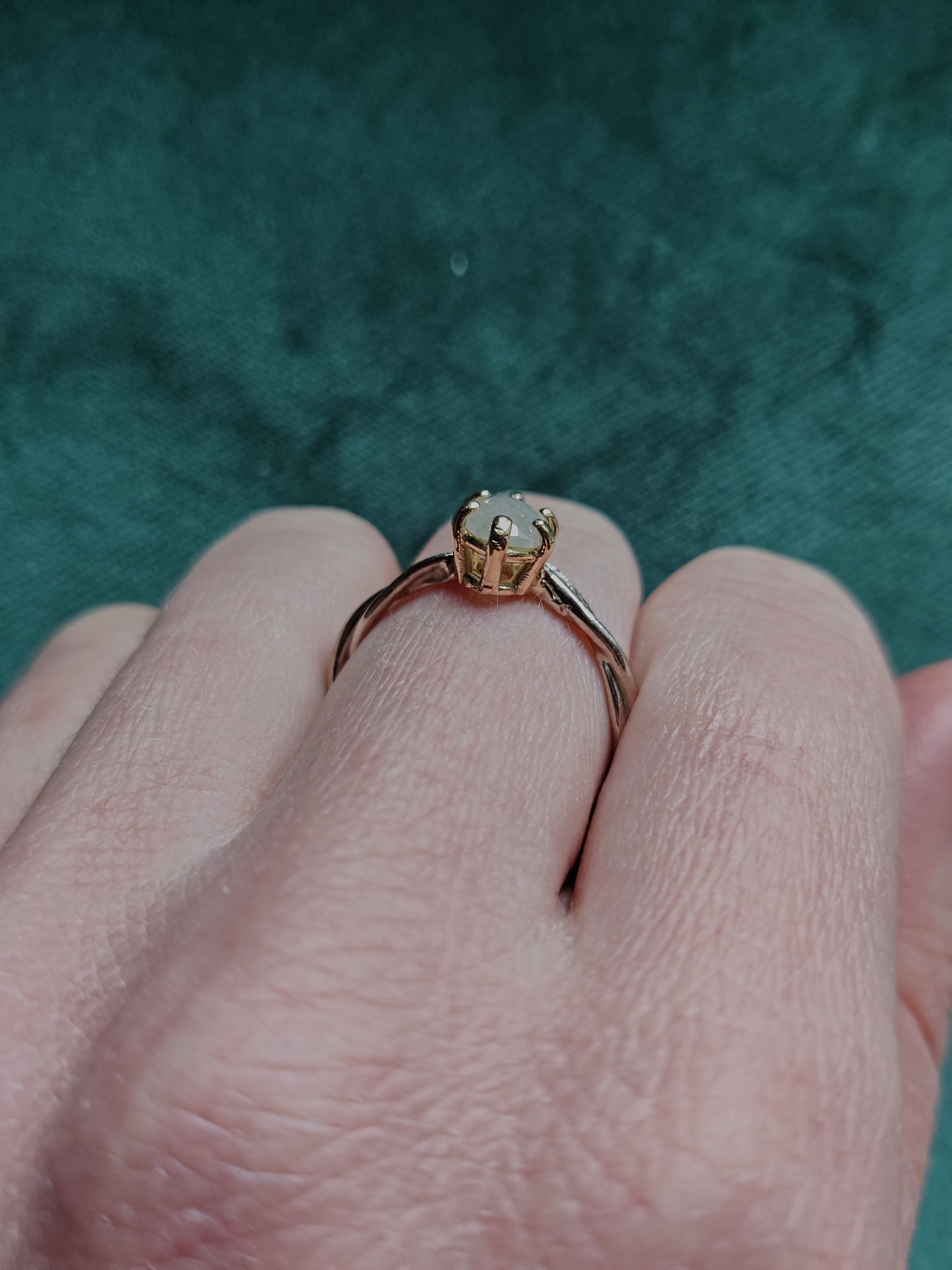 ring met witte ovale diamant is er maar één. Het is een uniek stuk, perfect als alternatieve verlovingsring, of als ring met een bijzondere herinnering. 
Handgemaakt in Leuven