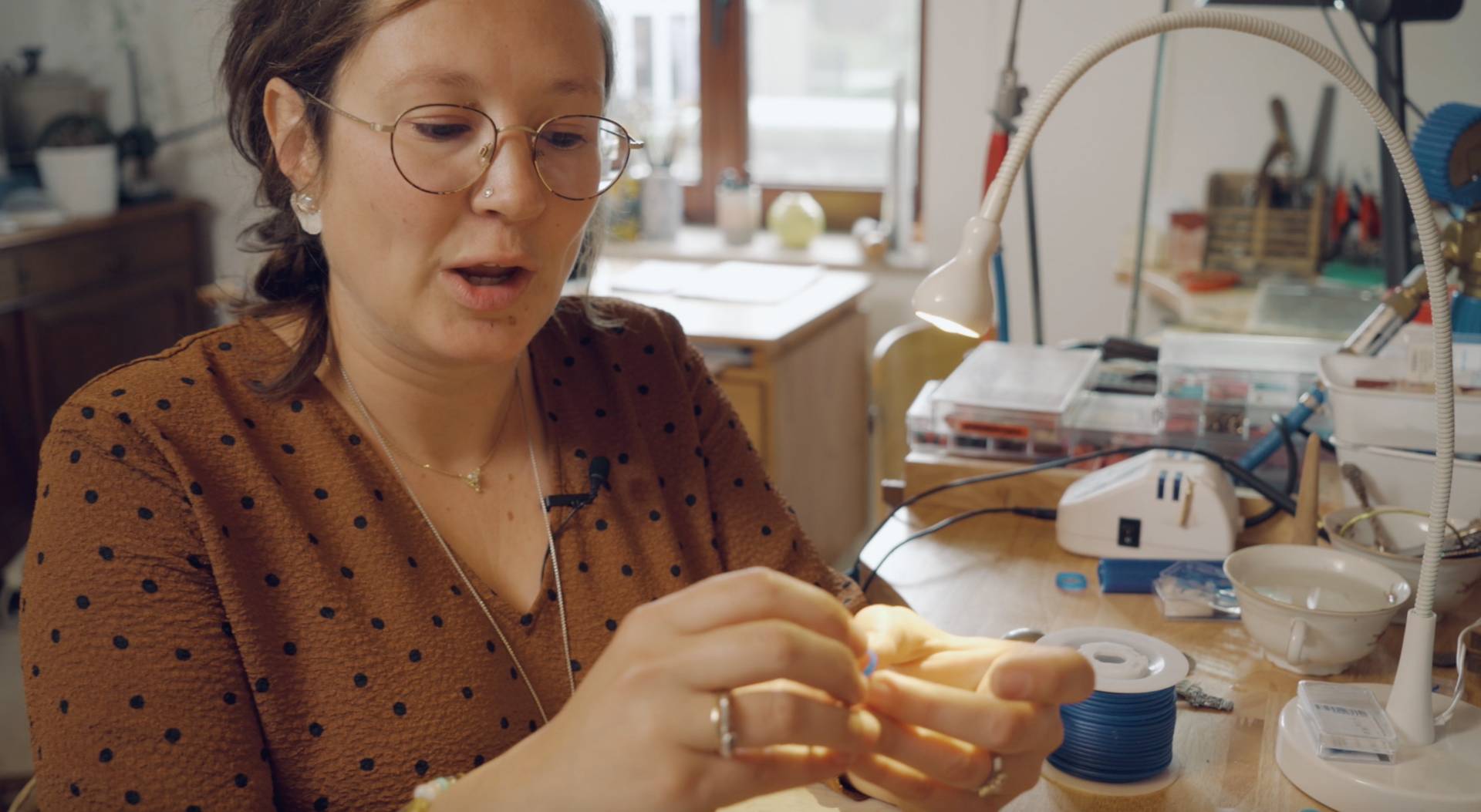 Video laden: Wil je graag eens kijken hoe goudsmid en juweelontwerpster Lies Wambacq uit Leuven haar sieraden maakt. Ze toont de techniek waarmee ze patronen op juwelen kan zetten. Ze maakt trouwringen, verlovingsringen, oorbellen, geboortesieraden,...