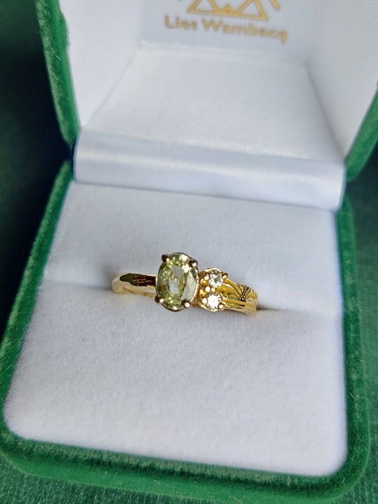 Ring in 18k geel goud met licht groene saffier en diamanten: Selena