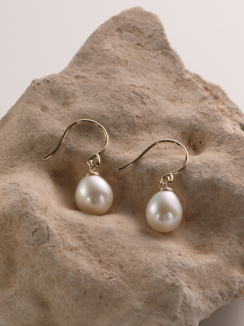 Oorbel in 14k geel goud met parel: Artemis