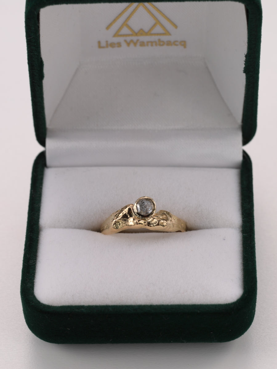 Ring in 18k geel goud met rose cut diamant: Imara