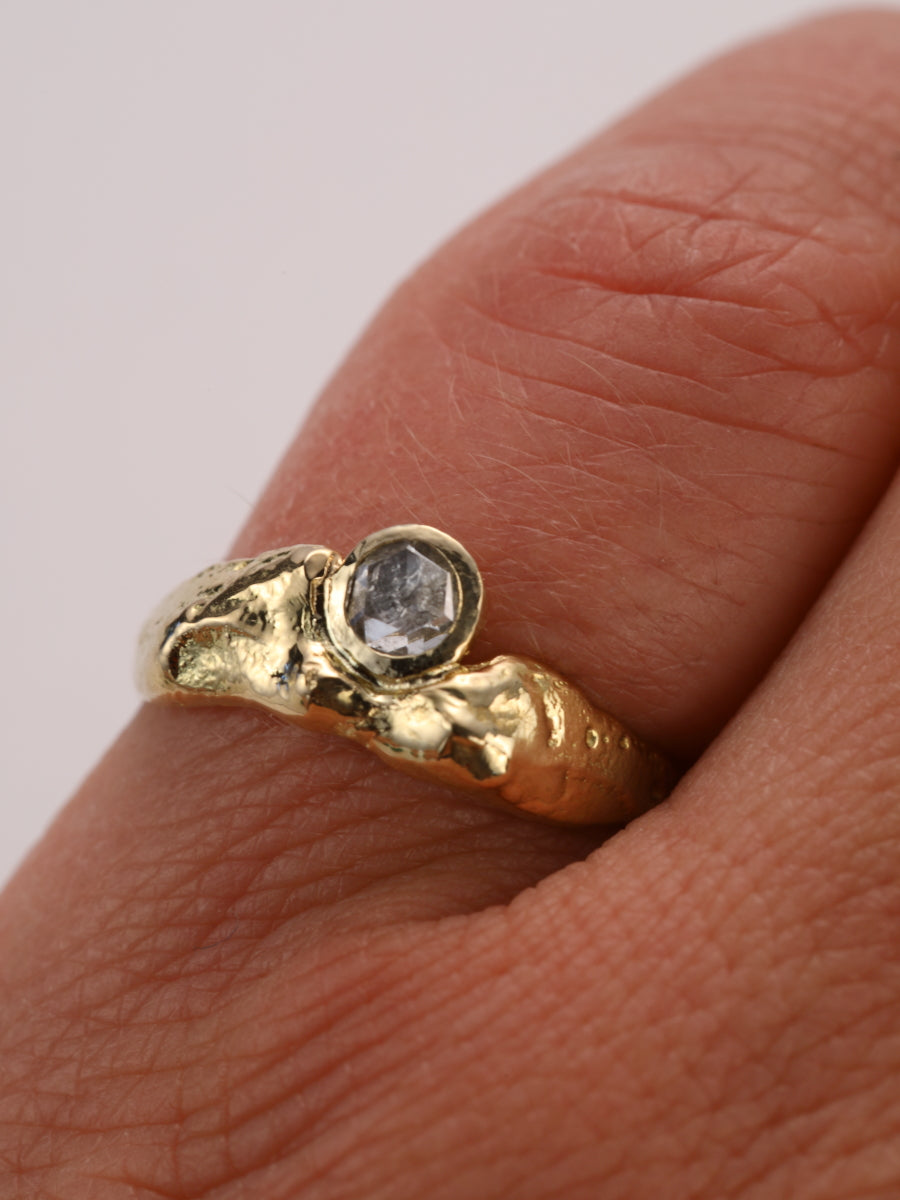 Ring in 18k geel goud met rose cut diamant: Imara