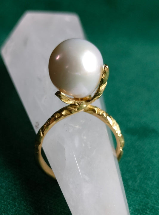 Geelgouden ring met pootjes en grote parel
