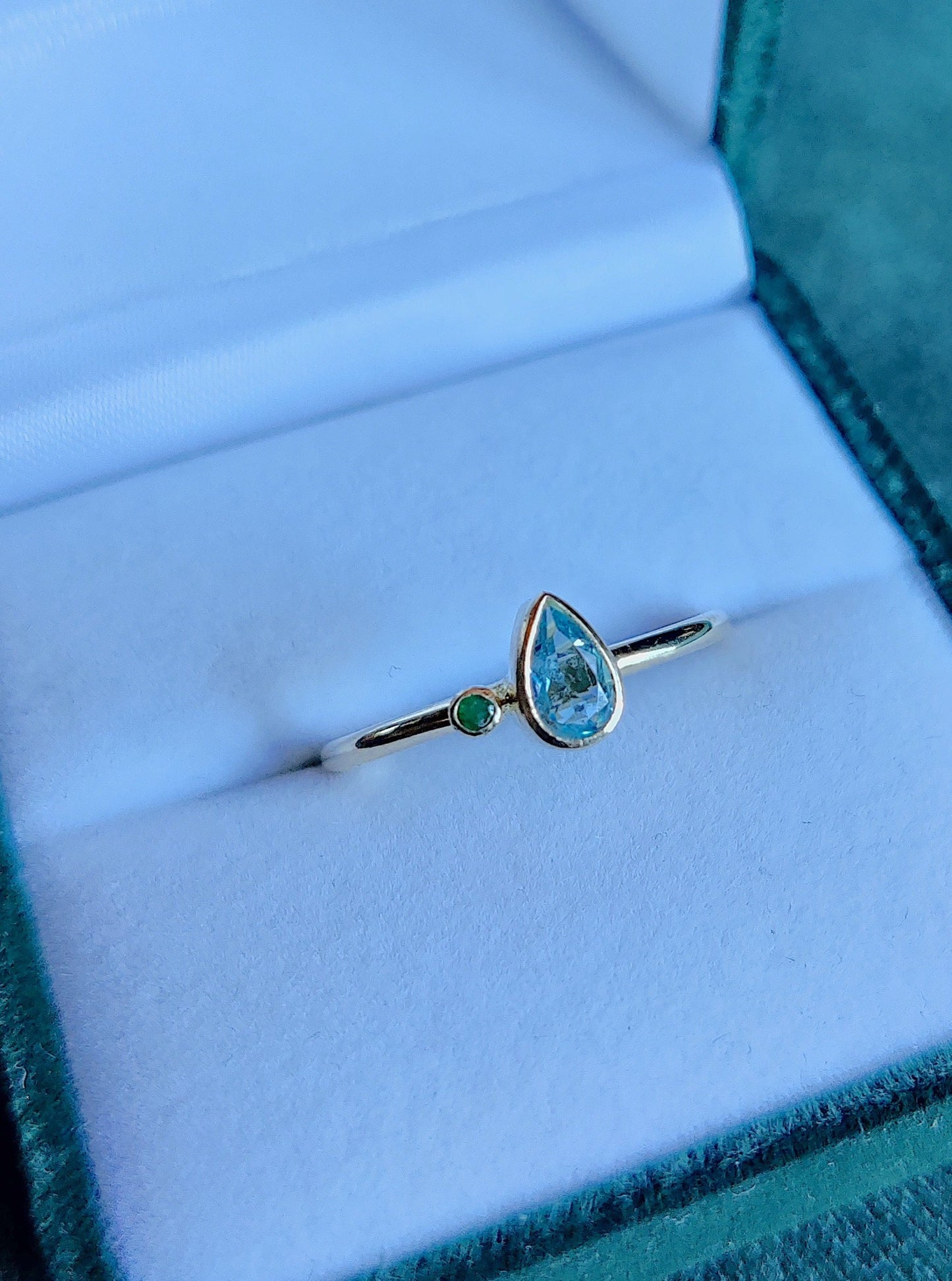 Fijne gouden ring met blauwe en groene edelsteen leuven