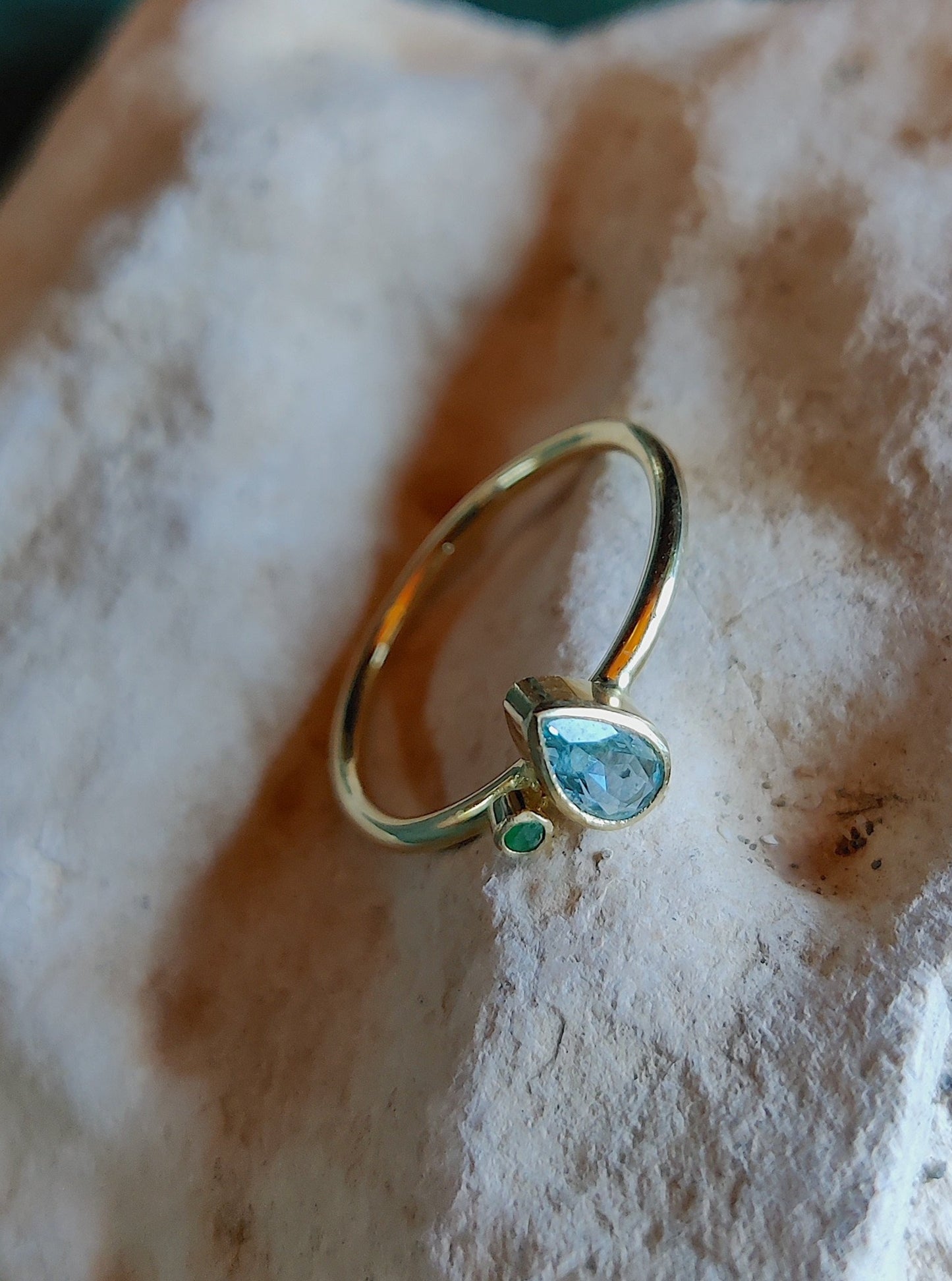druppel blauwe steen gouden ring