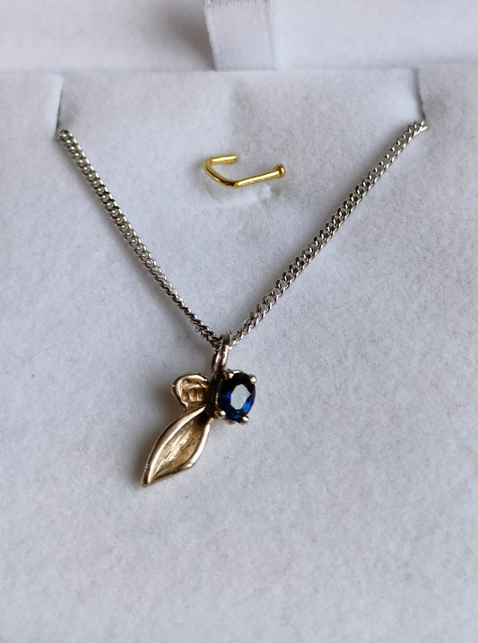 fijn klein wit gouden hangertje met blauwe saffier