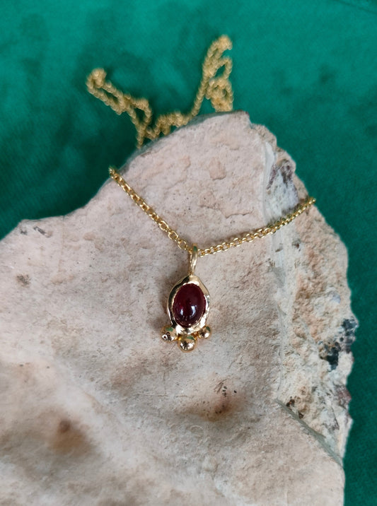 Geelgouden hanger met ovale robijn