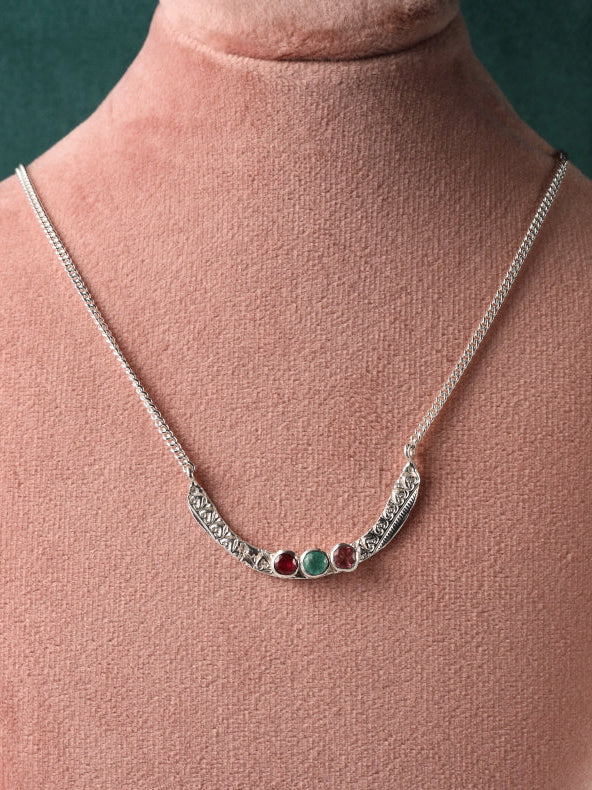 Ketting in zilver met robijn, toermalijn en smaragd: Lone