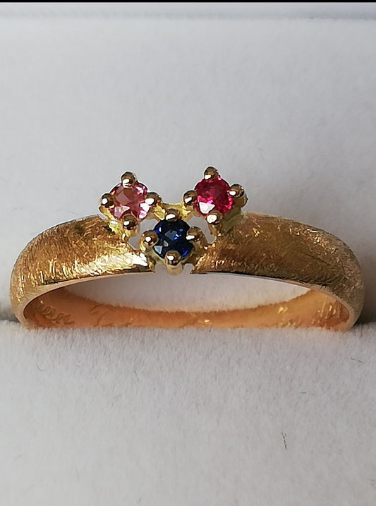Ring in 18k geel goud met roze en blauwe toermalijn en een robijn: op maat gemaakt
