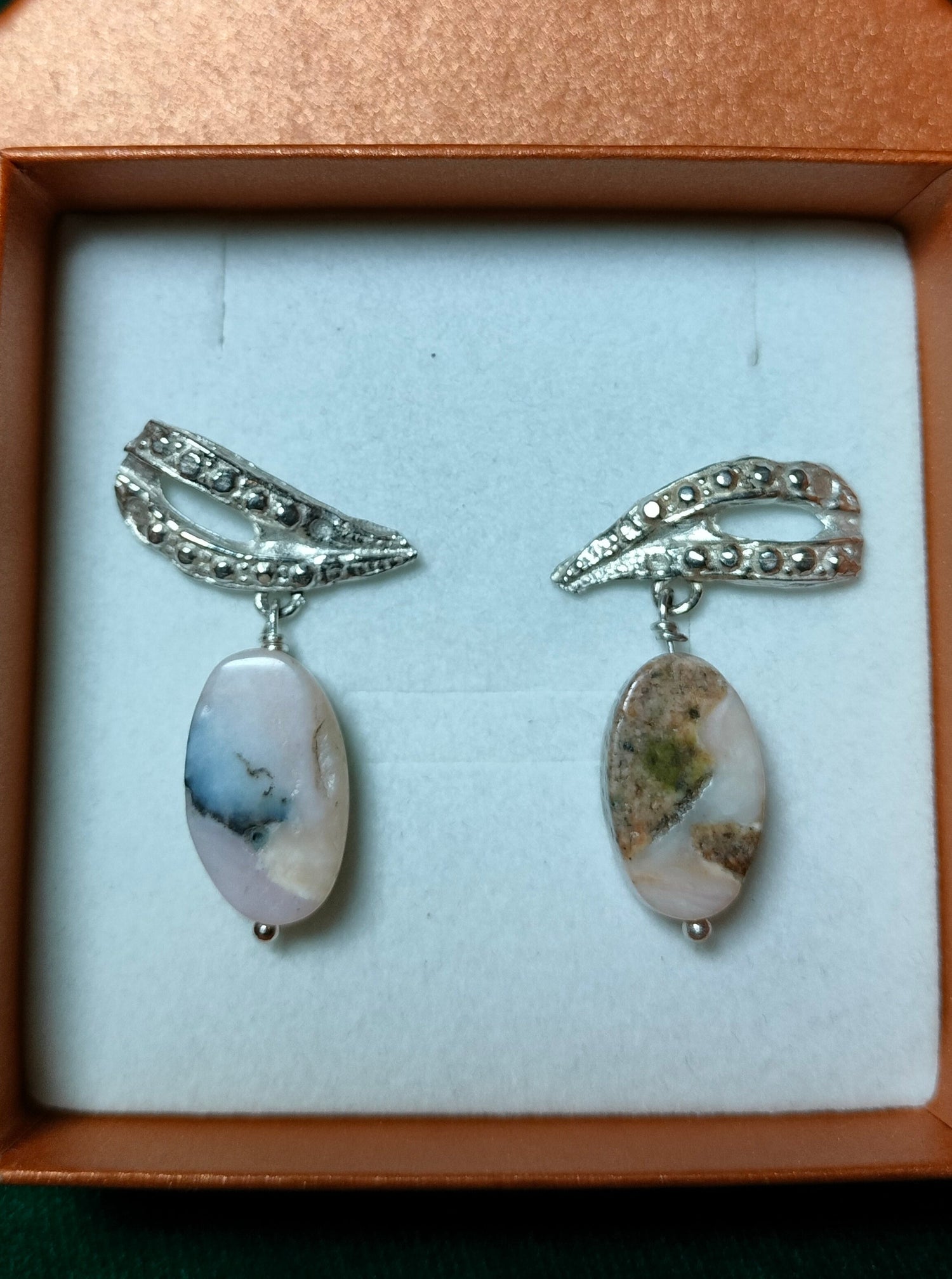 Zilveren art deco oorbellen met boulder opaal