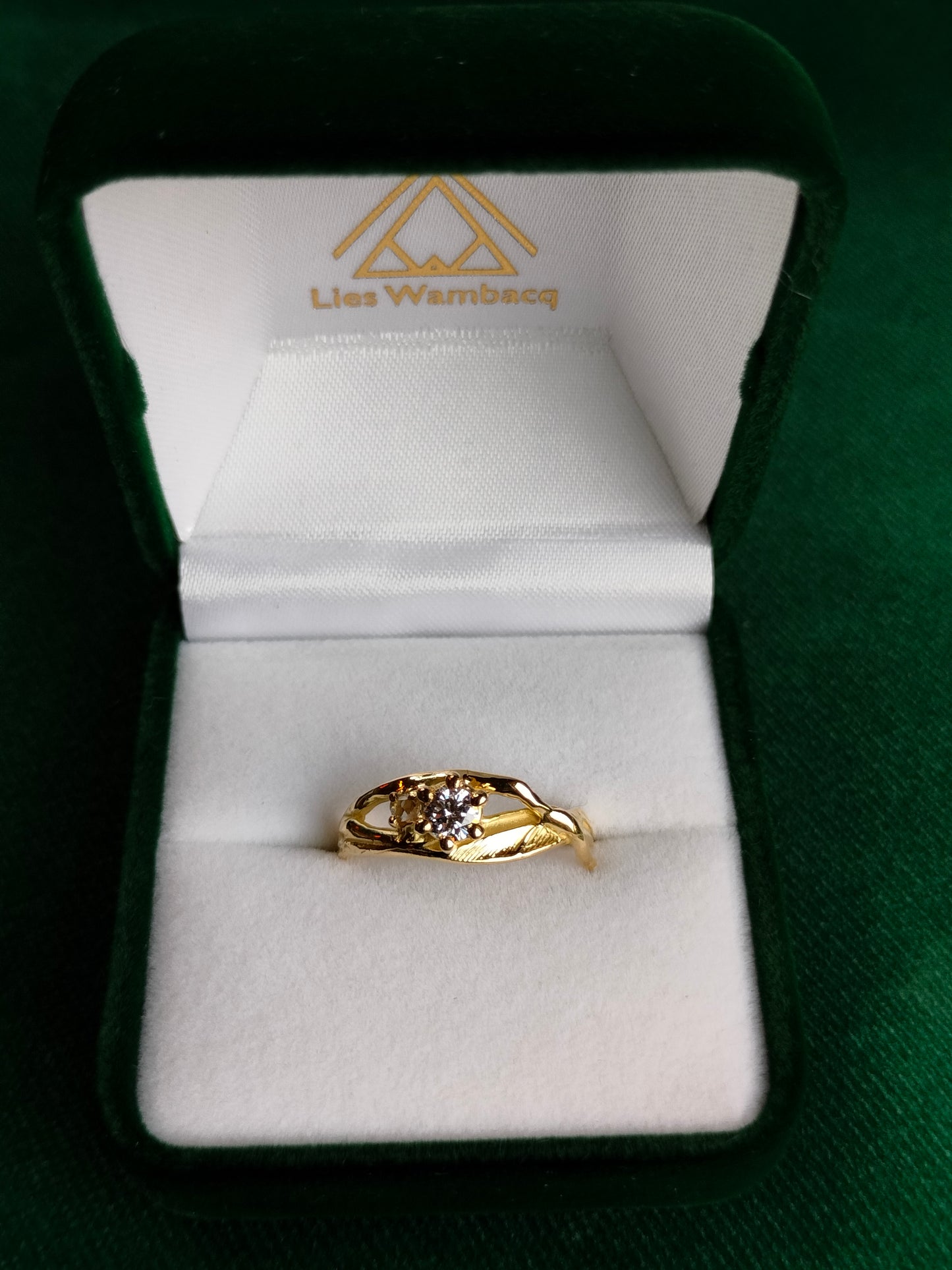 Ring in 18k geel goud met diamanten: Inge