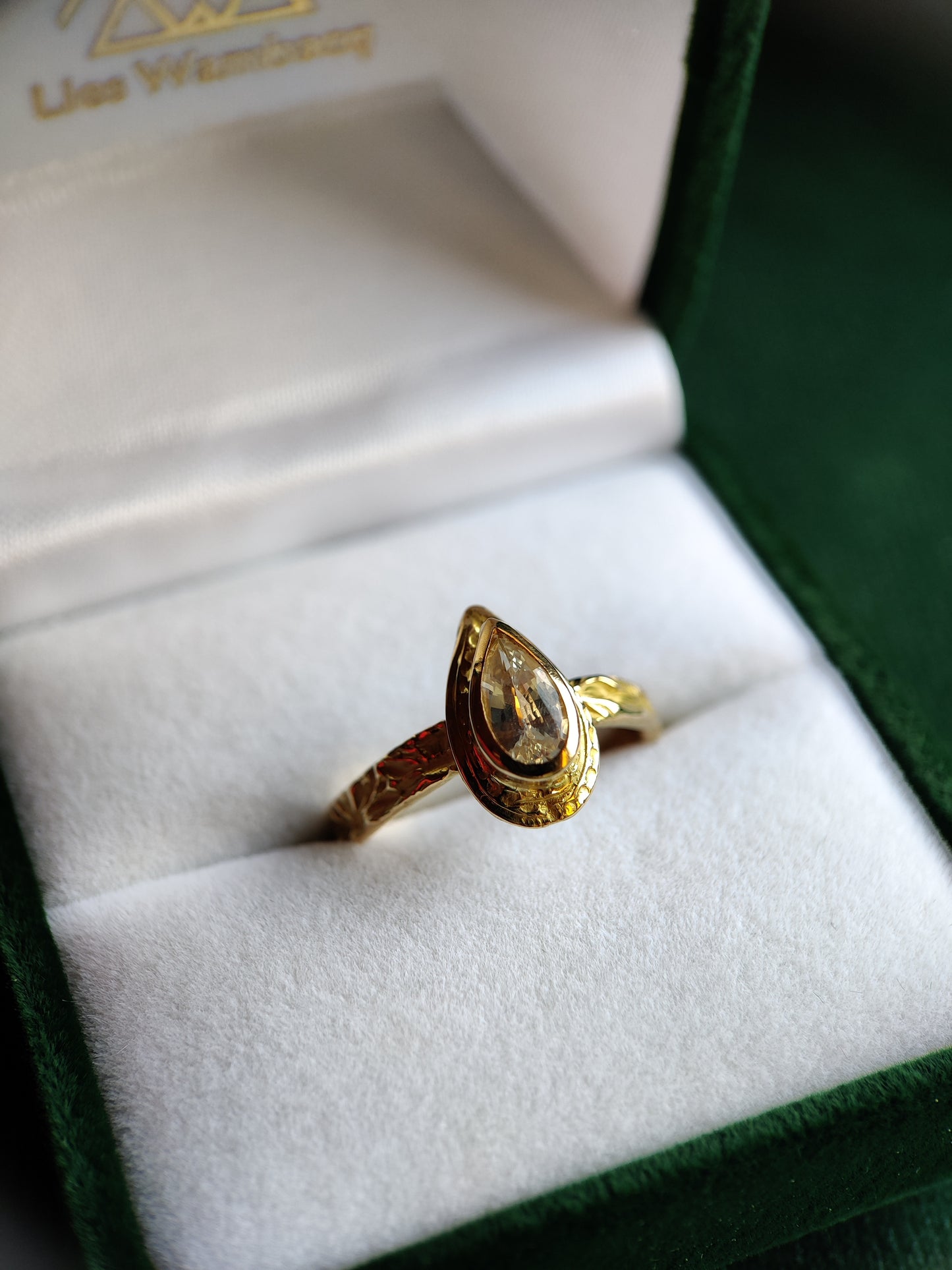 Ring in 18k geel goud met witte facet saffier: Mire