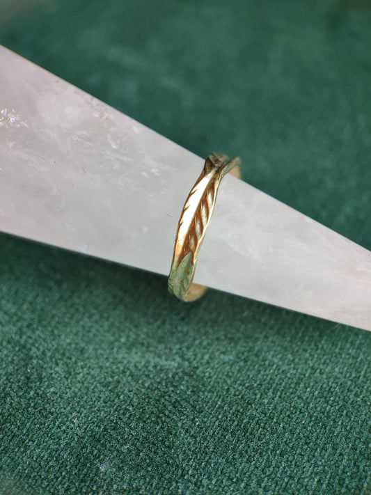 Ring in 14K geel goud met veer patroon: Fien
