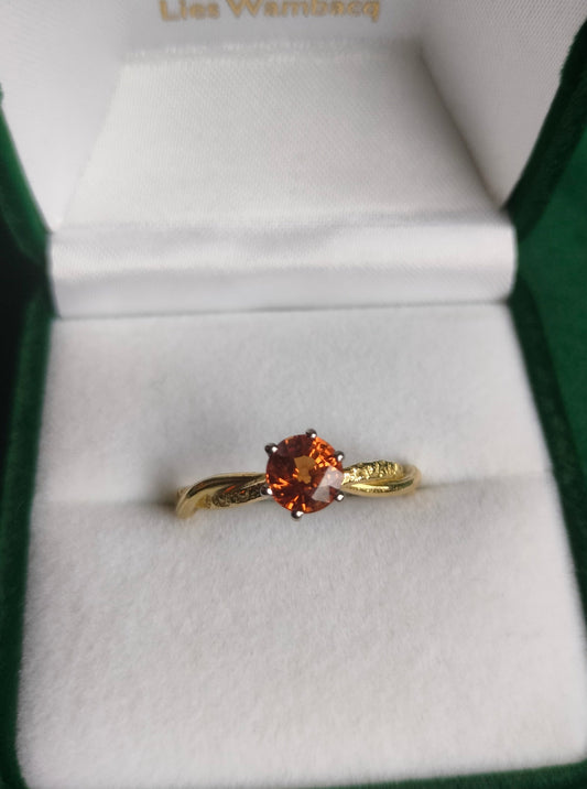 Geelgouden ring met gevlochten band en oranje saffier