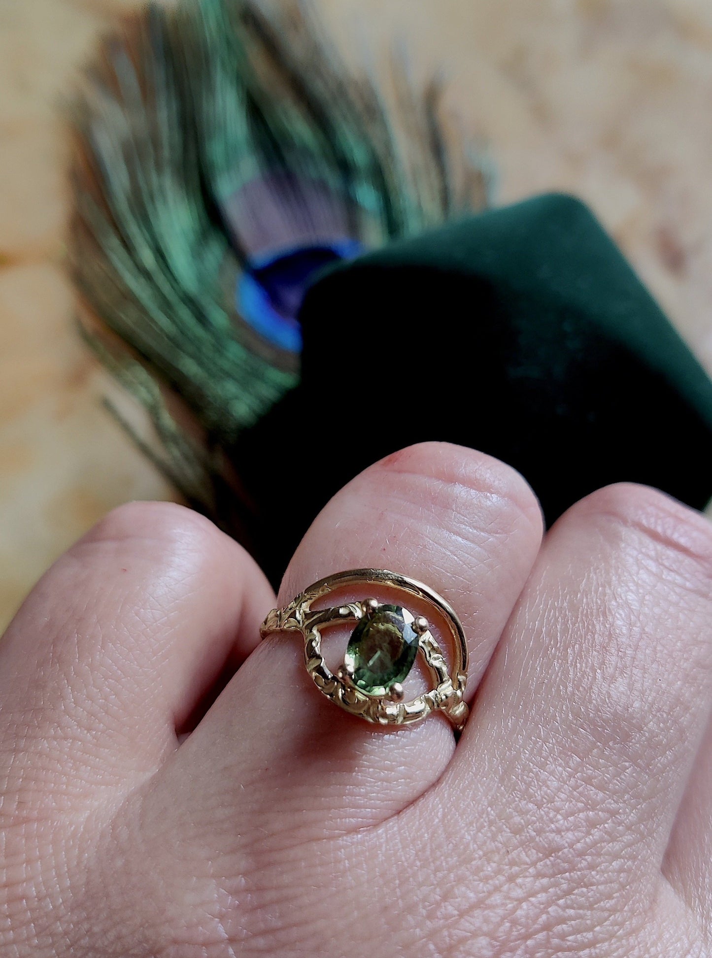 Ring in 18k geel goud met groene saffier: Horus.