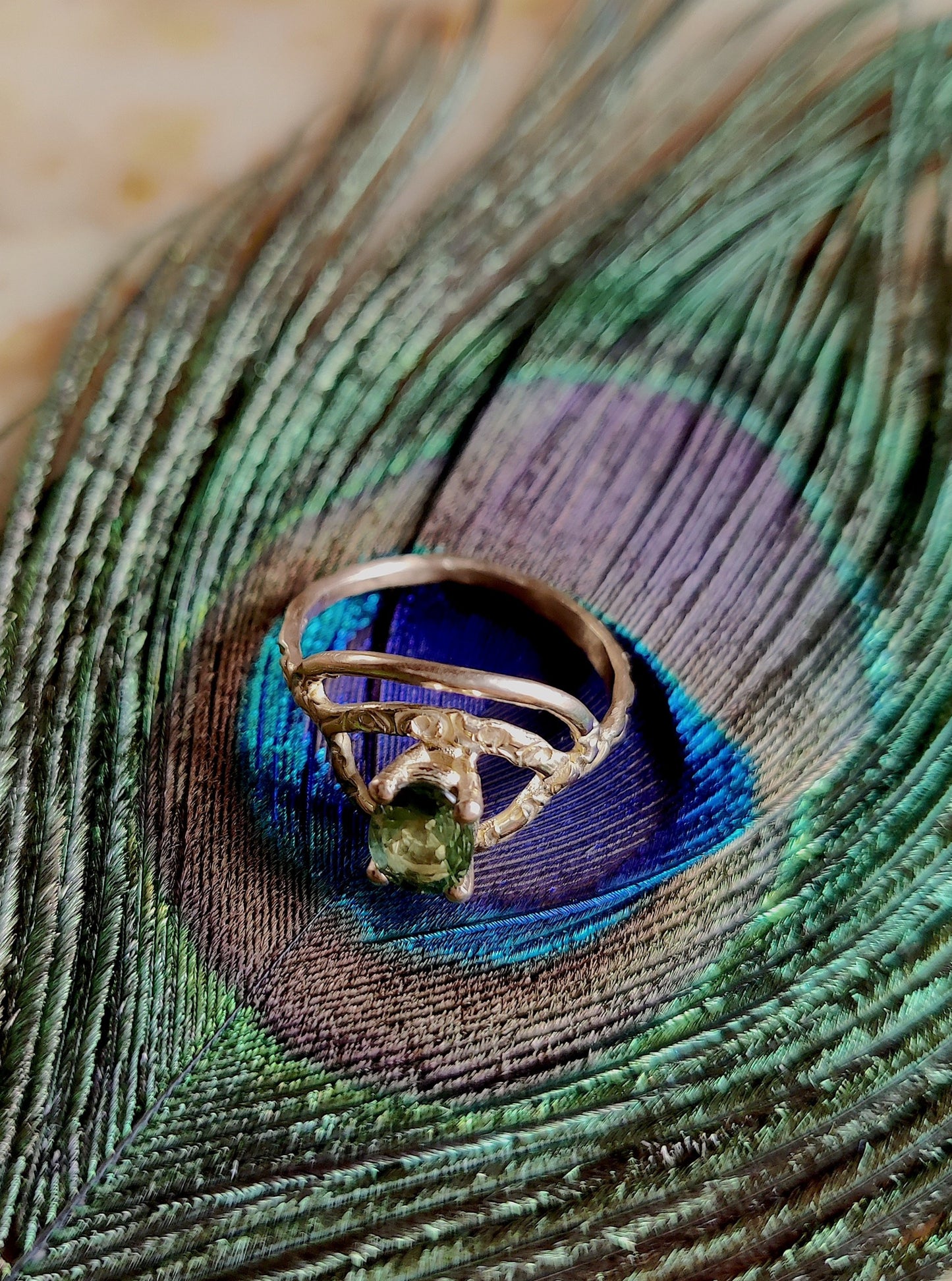 Ring in 18k geel goud met groene saffier: Horus.