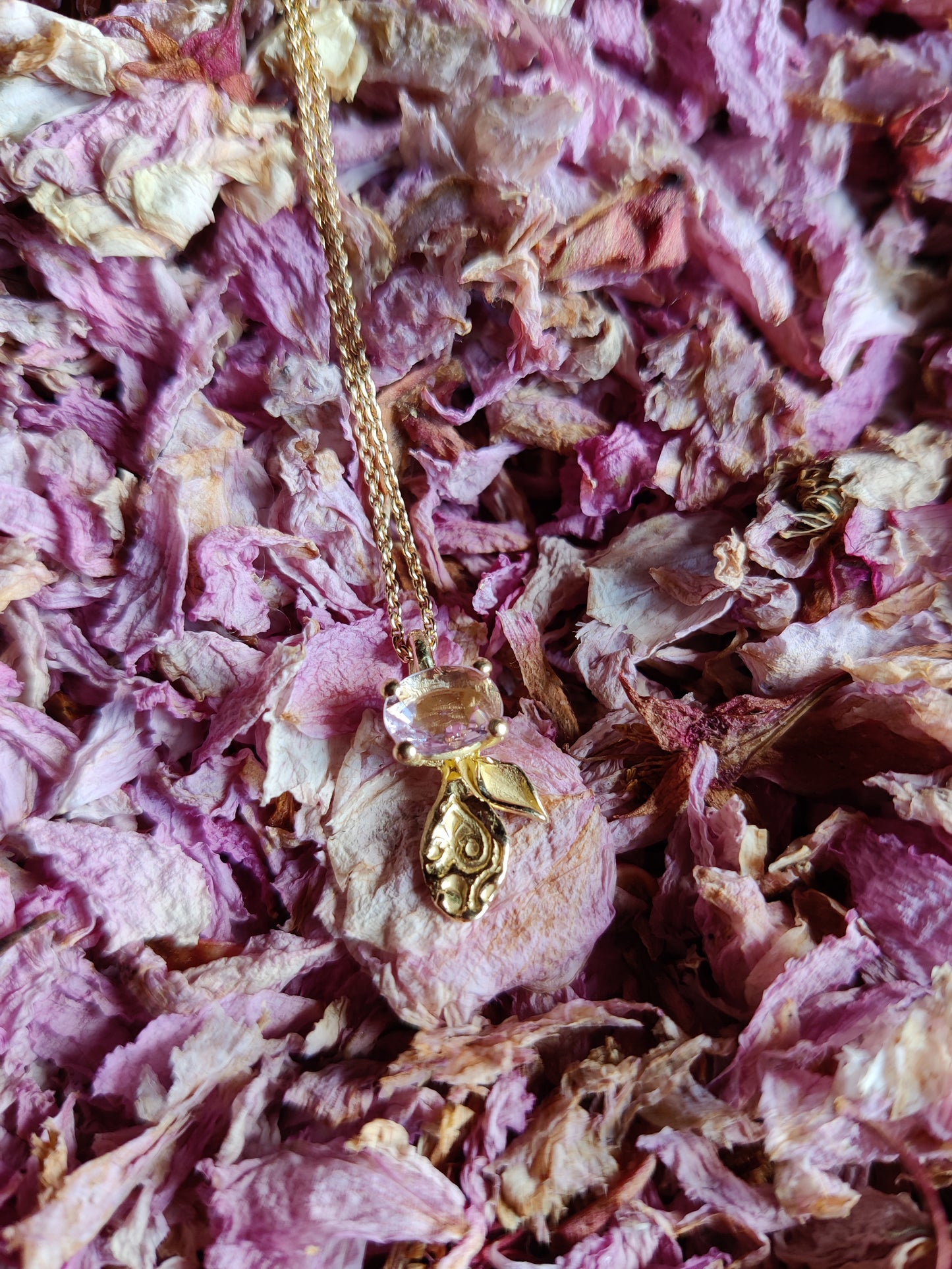 Hanger in 18K geel goud met roze saffier: Blossom