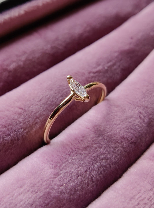 Verlovingsring in 18k geel goud met markies diamant: op maat gemaakt