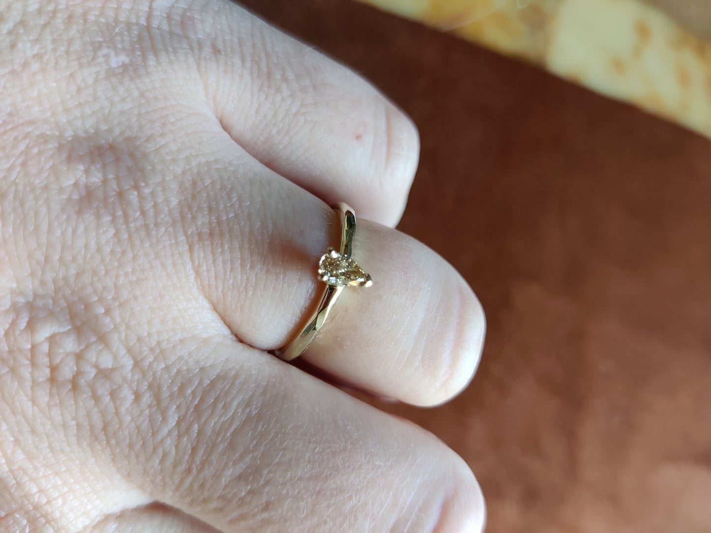 Ring in 14k geel goud  met diamant druppel: op maat gemaakt.