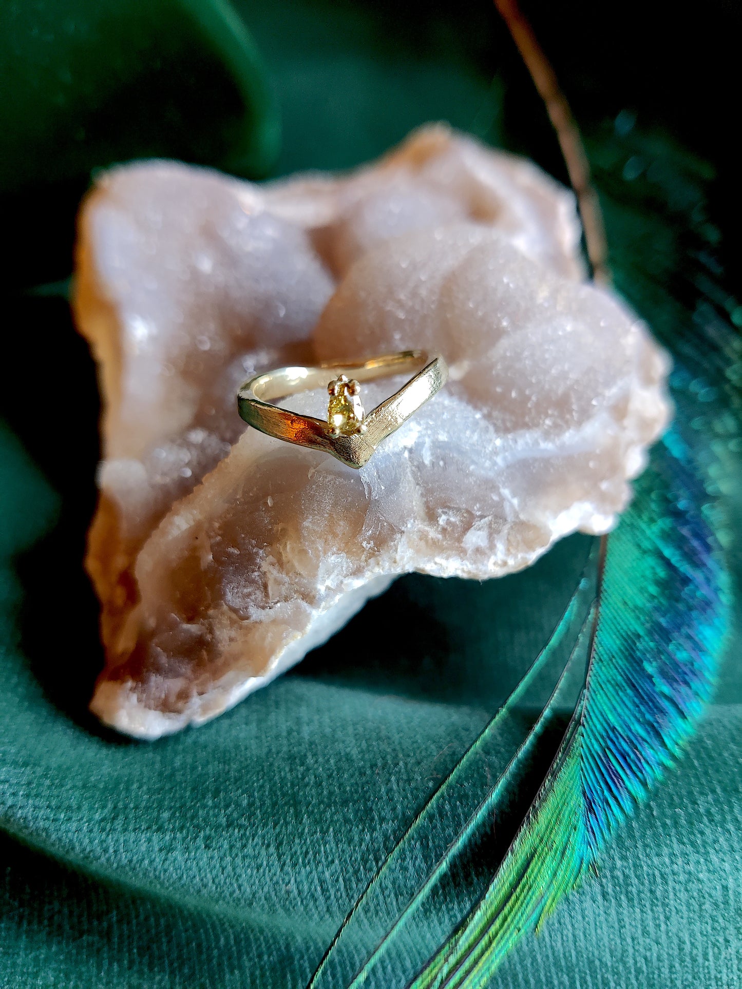 Ring in 14k geel goud met groene peer diamant: Magdalena