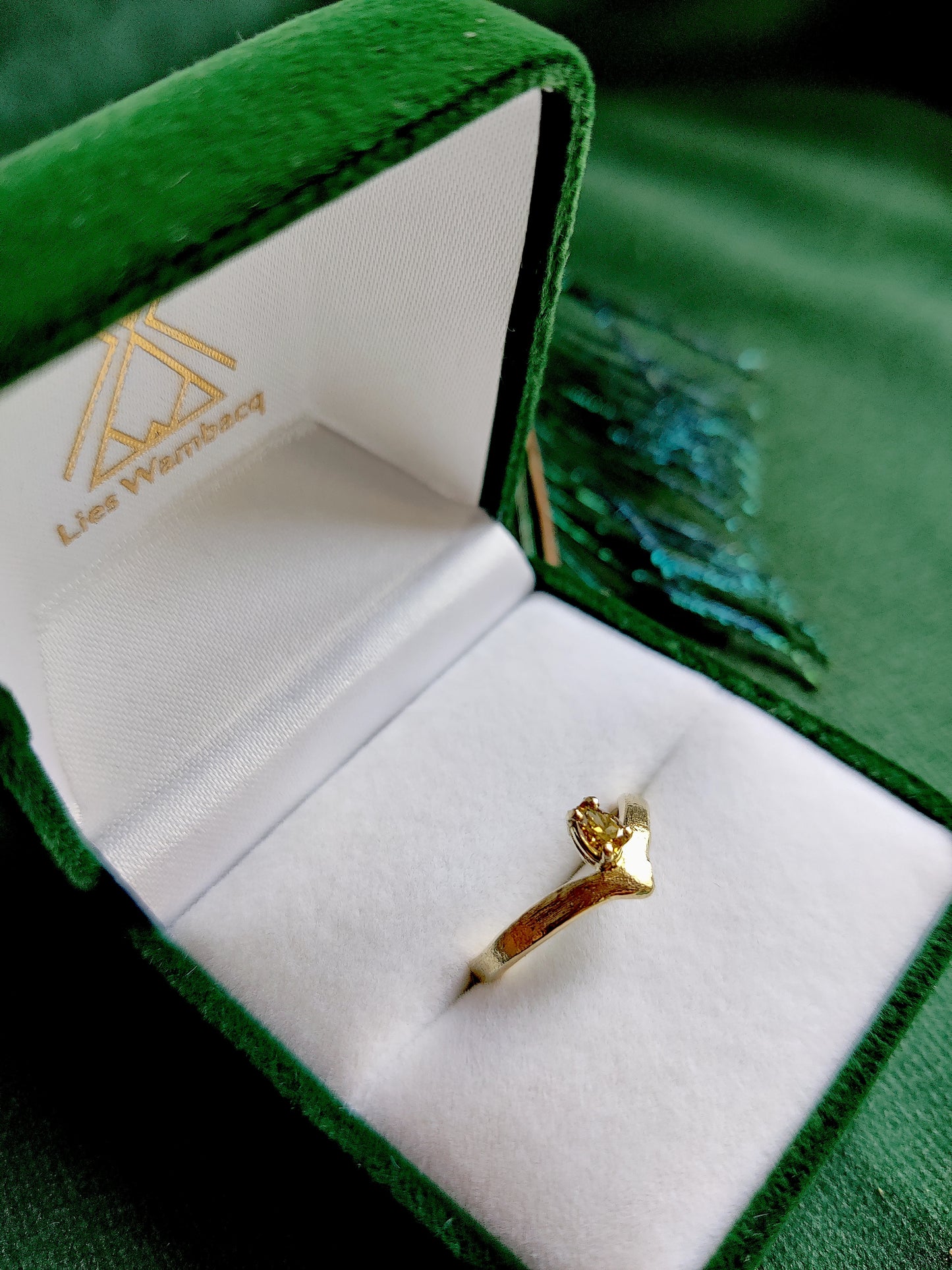Ring in 14k geel goud met groene peer diamant: Magdalena