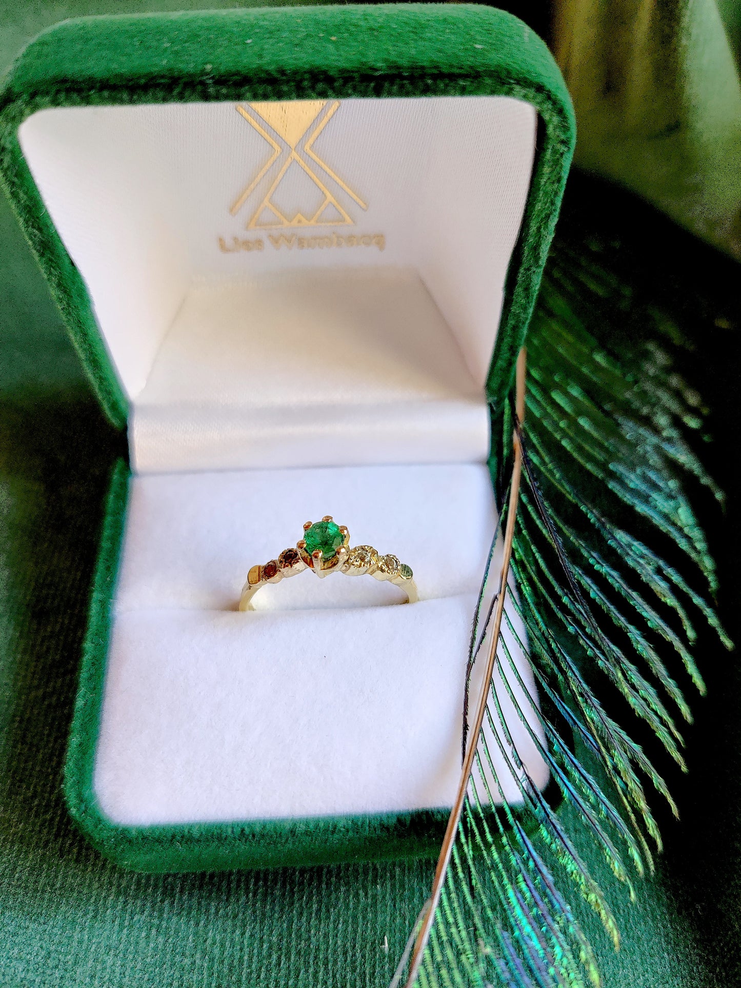 Ring in 18K geel goud met smaragd en groene safffiertjes: Marjan