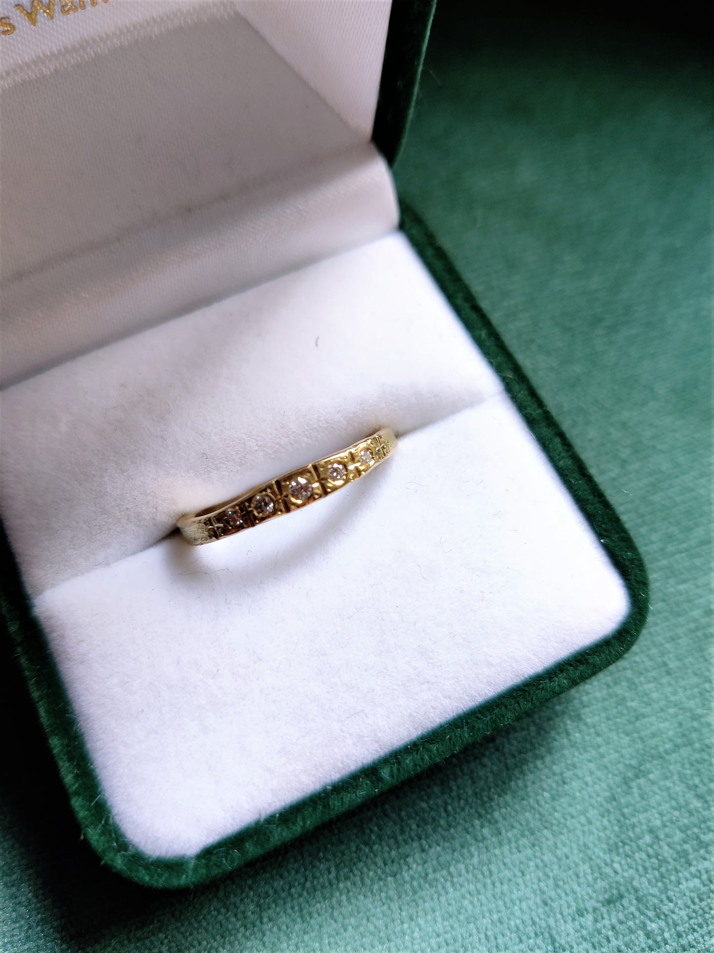 Smalle ring in 18k geel goud met witte diamanten. De ring lijkt wel uit de art deco tijd te komen. Het is een geel gouden ring met allemaal lijntjes met de hand in gegraveerd. Deze ring kan perfect als trouwring of als ring om bij andere ringen gedragen te worden. 