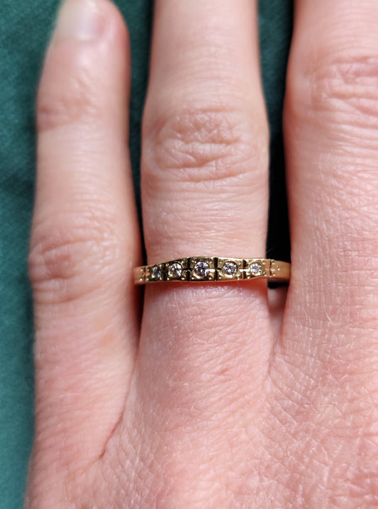 Smalle ring in 18k geel goud met witte diamanten. De ring lijkt wel uit de art deco tijd te komen. Het is een geel gouden ring met allemaal lijntjes met de hand in gegraveerd. Deze ring kan perfect als trouwring of als ring om bij andere ringen gedragen te worden.