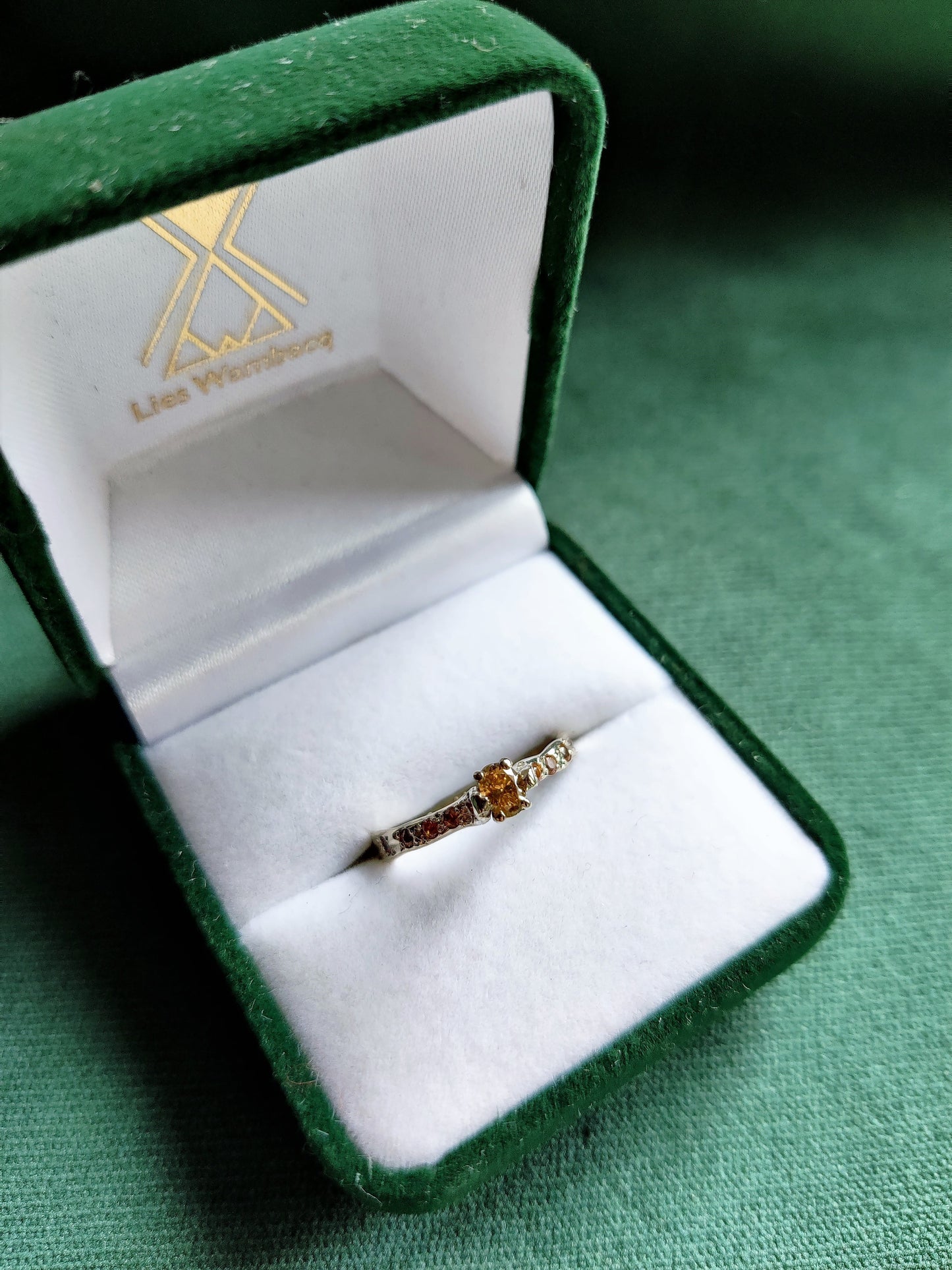Ring in 18k wit goud met lichtgele diamant en oranje saffieren - Janna