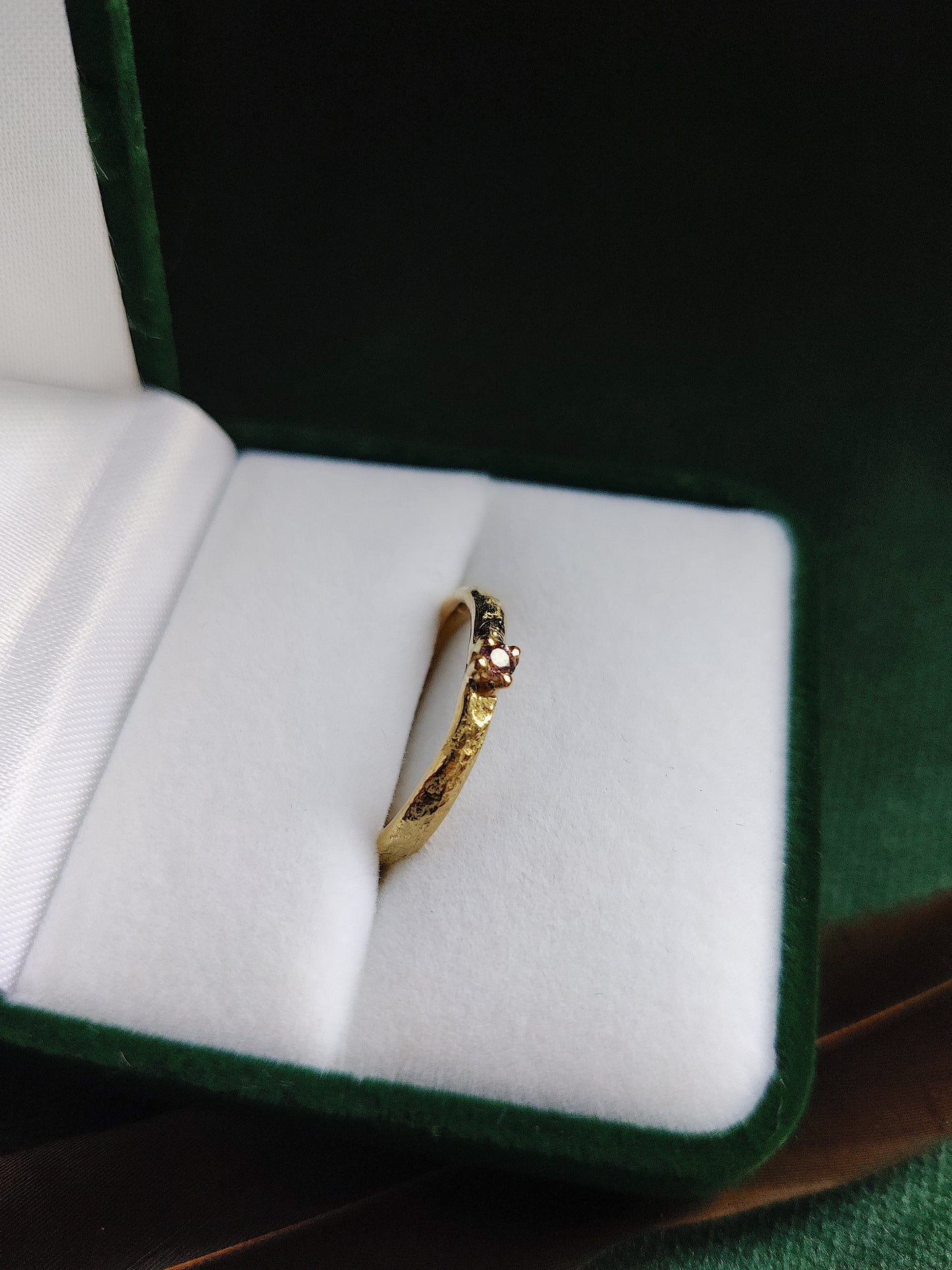 Ring in 18k geel goud met licht paarse saffier - Brigitte