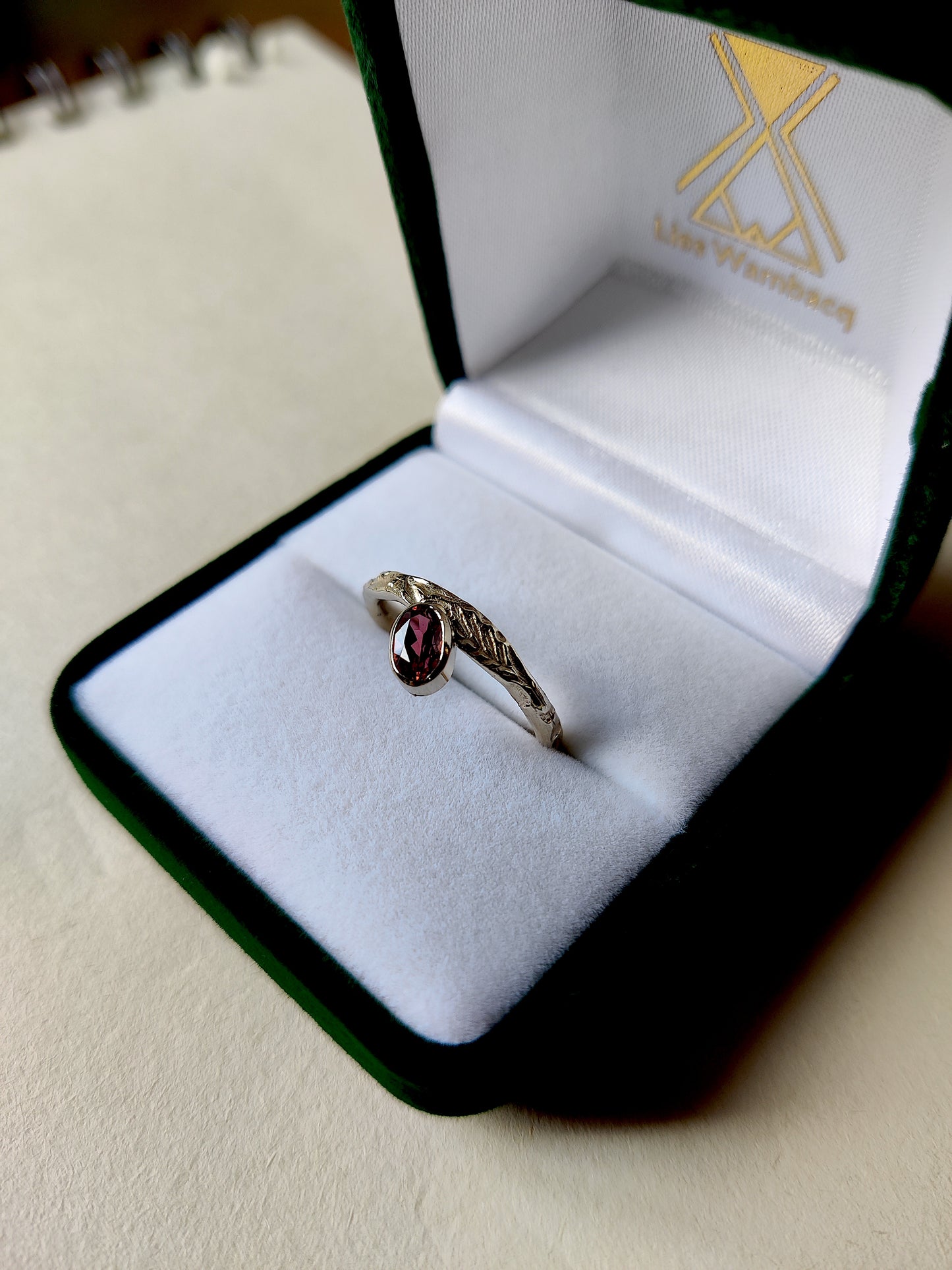 Ring in 18K wit goud met rhodoliet: op maat gemaakt