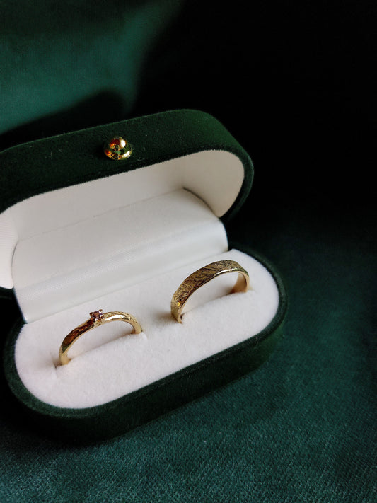 Trouwringen in 18k geel goud met roze saffier - Brigitte en Emmanuel