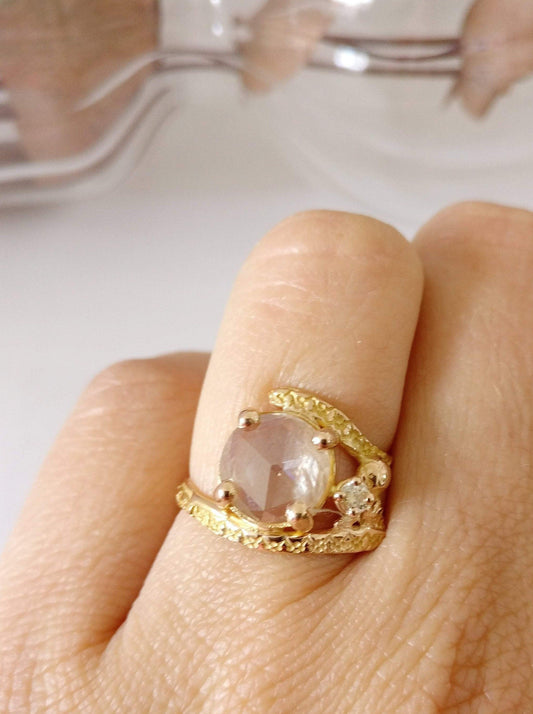 rood gouden ring met licht roze diamant