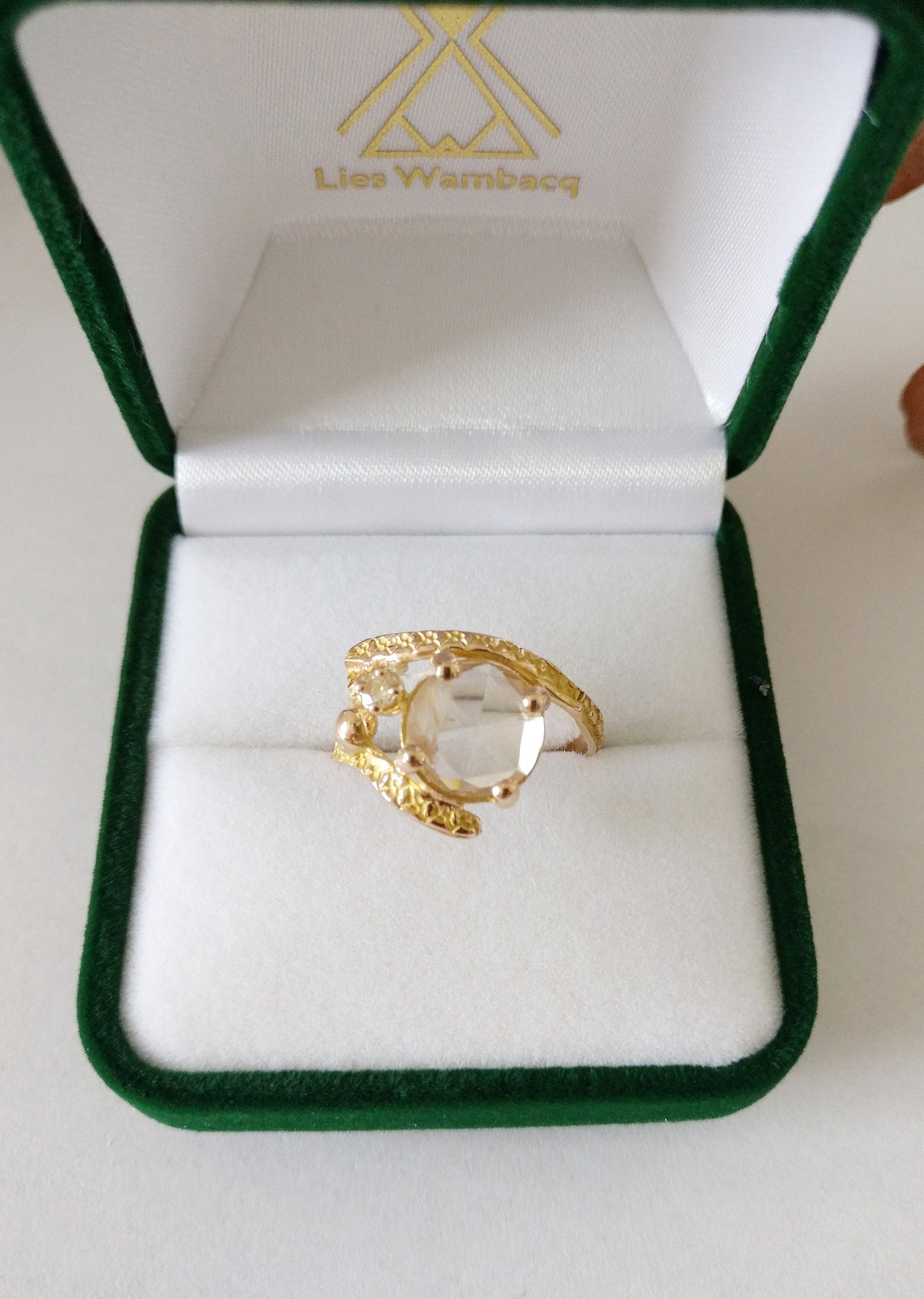 Ring in 18K rosé goud met diamant: Roos