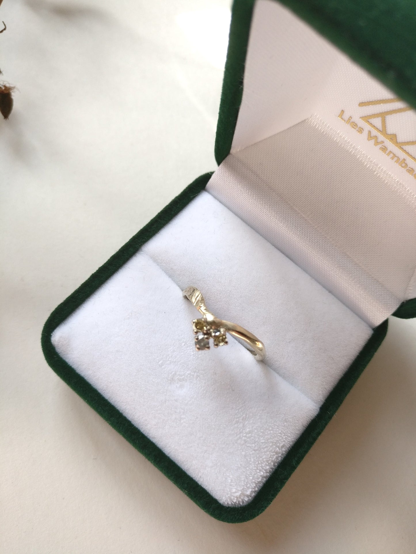 Ring in 18K champagne goud met drie diamantjes: Rosanne