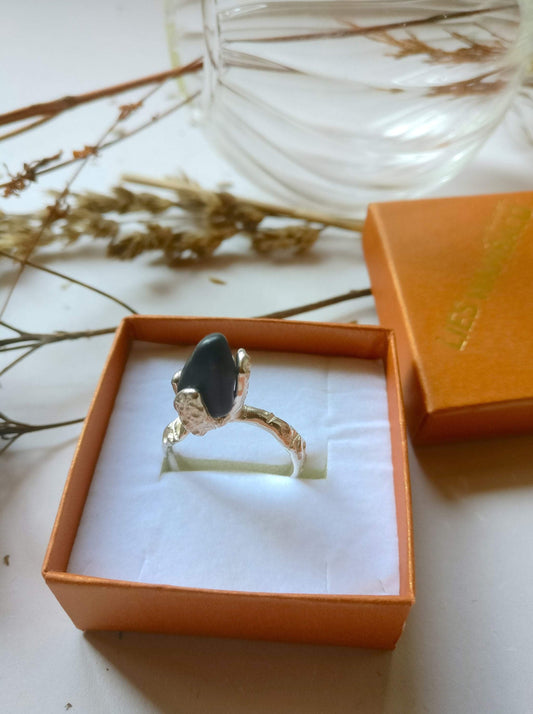 Ring in zilver met ruwe steen: Onyx kiezel