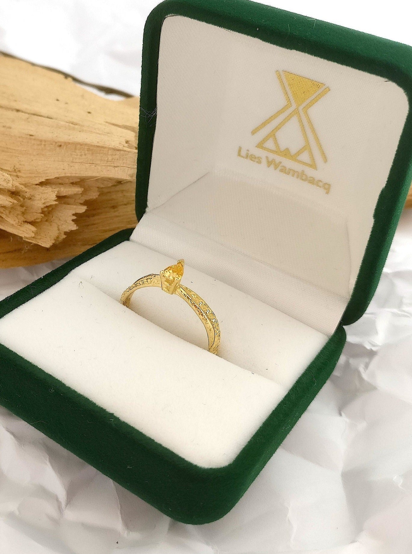 Ring in 18K geel goud met oranje peer diamant