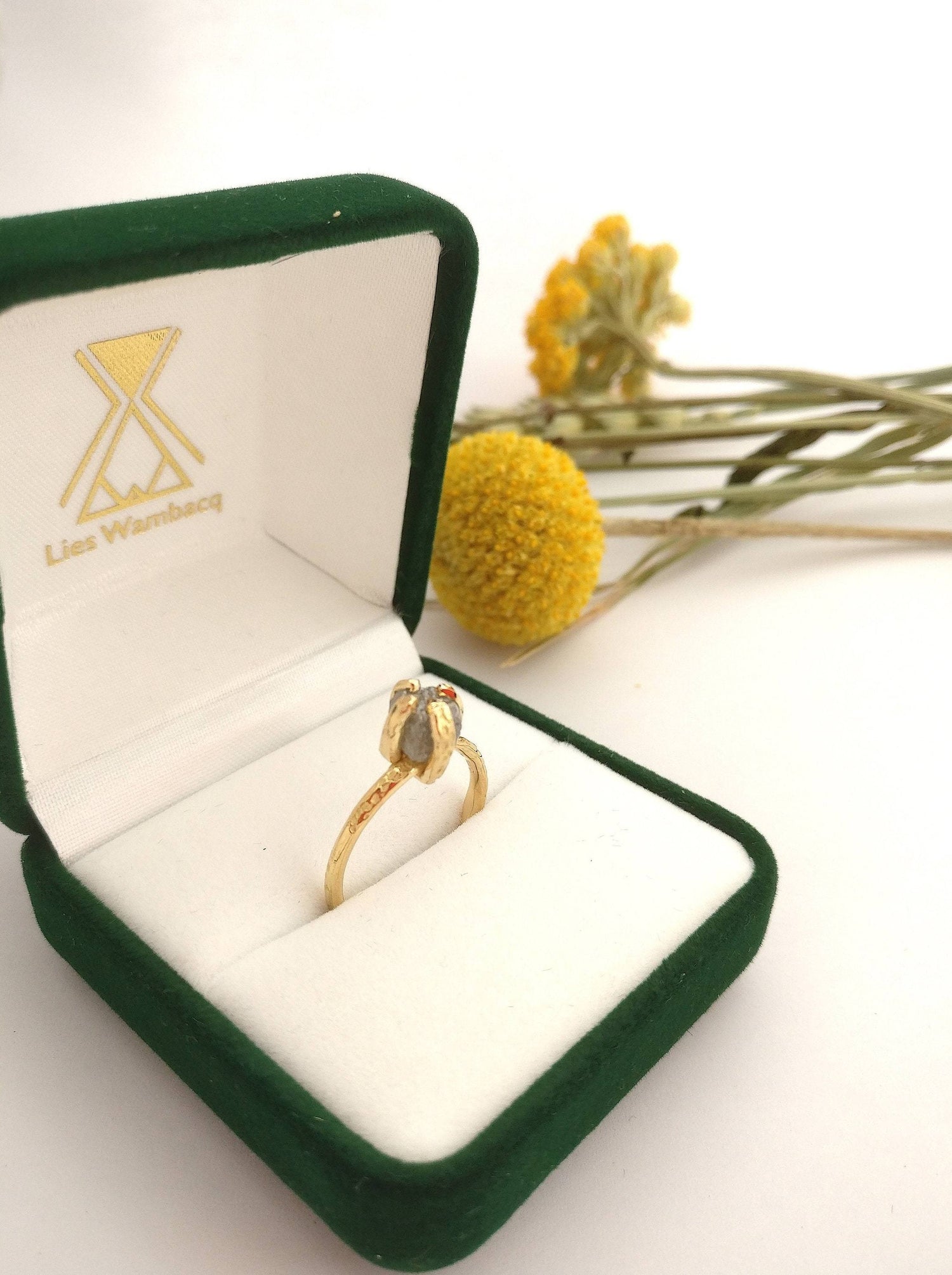 Ring in 18k geel goud met ruwe diamant in kubus vorm.