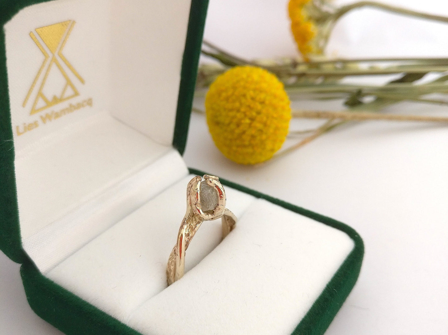 Ring in 18K champagne wit gouden met ruwe diamant: Kubus